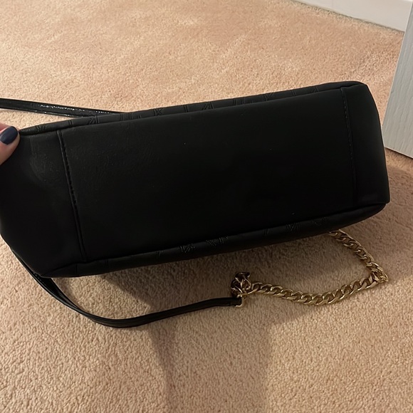 Calvin Klein bag, classy and very lightweight with leather material. - Picture 5 of 6